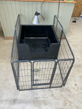 Whelping box with small pen