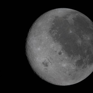 Una foto di Artemis II che permette di vedere la differenza tra il lato visibile e quello invisibile (per noi) della Luna