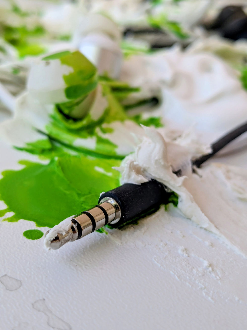 Man sieht ein Headset bemalt mit neongrüner Farbe.