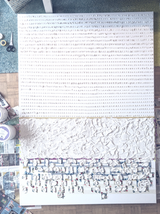 Große Leinwand mit Strukturpaste und Arbeitsmaterial auf dem Wohnzimmerboden.