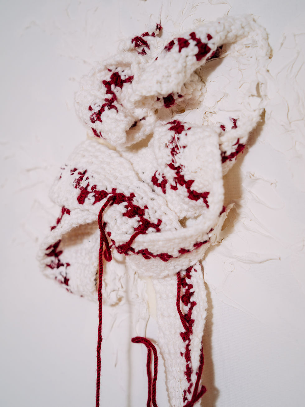 Close-up of the knotted part of the three elements.