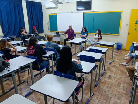 Estudantes do turno da noite da Escola Prado Veppo recebem atividades sobre autoconhecimento