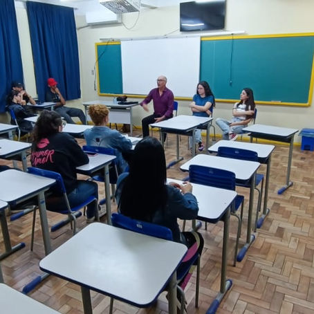 Estudantes do turno da noite da Escola Prado Veppo recebem atividades sobre autoconhecimento