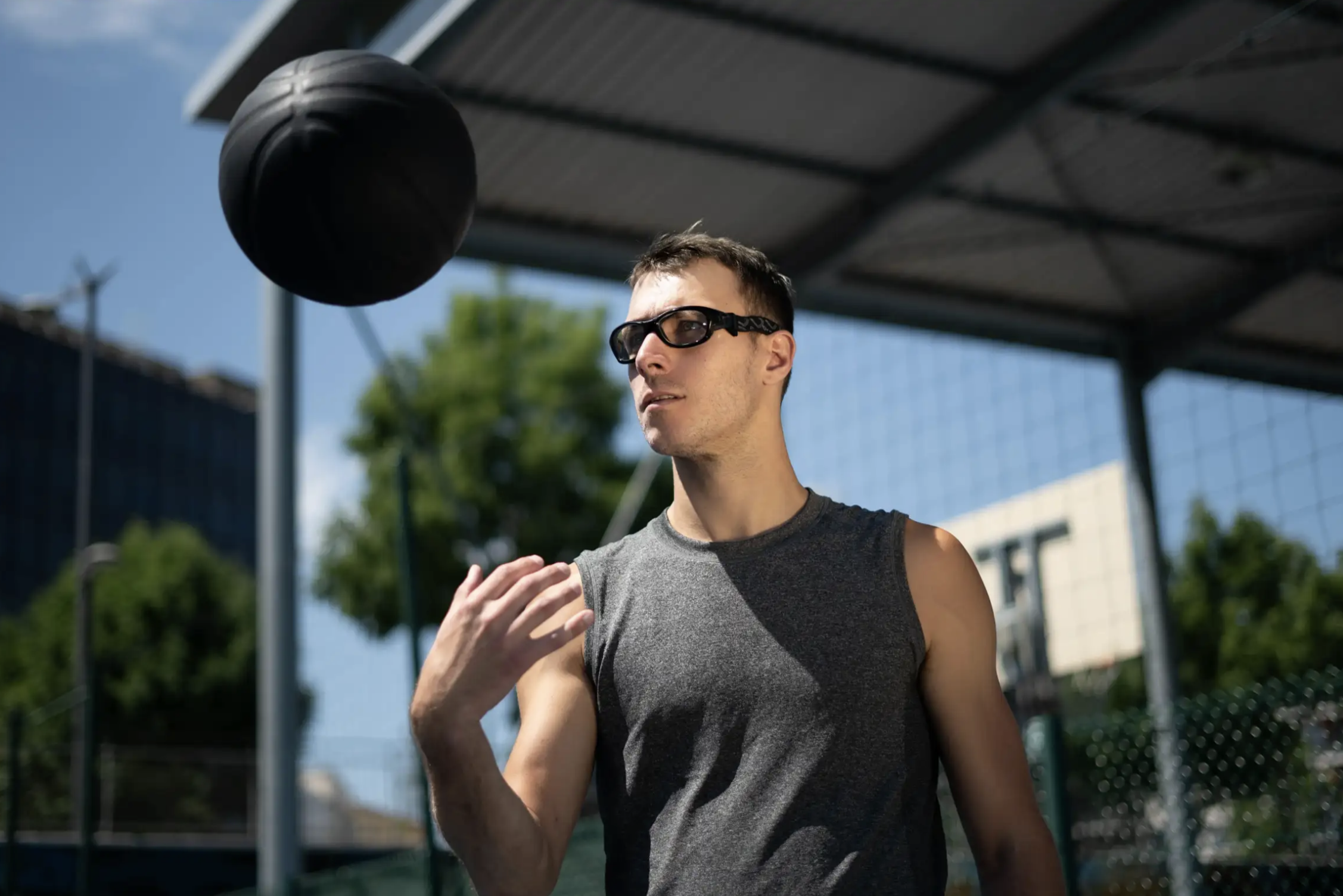 Sports collectifs, pratique sportive avec lunettes adaptées