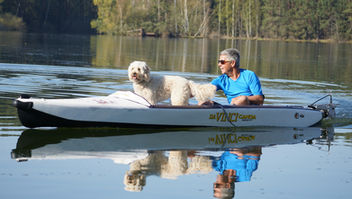 Da Vinci Kajak mit Hund auf dem See