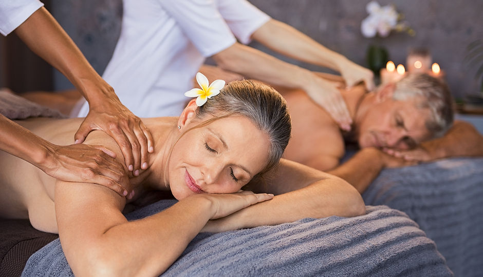 mature-couple-having-massage-at-spa-J29HKQB.jpg