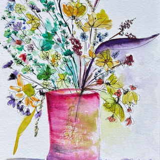 Aquarellgemälde mit buntem Wildblumenstrauß in rosa Vase, leuchtende Farben in Gelb, Grün, Lila und Rot, locker gezeichnet auf weißem Hintergrund