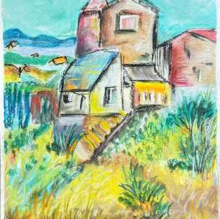 Handgemaltes Landschaftsbild: Rustikales Landhaus in Frankreich mit gelben und roten Akzenten, umgeben von Feldern, Pflanzen und einem blauen Himmel Medium Pastellkreide