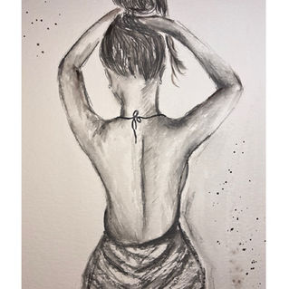 Elegante Rückenansicht einer Frau, die sich die Haare hochsteckt, gezeichnet als monochrome Illustration mit feinen Schattierungen und dezenten Farbspritzern.