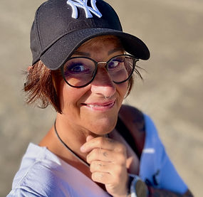 Frau mit cap und Brille , Malerin der Website