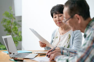 名義変更の準備をする夫婦