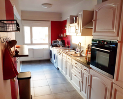 Une grande cuisine toute équipée