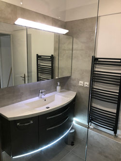 Grand meuble moderne et lumineux