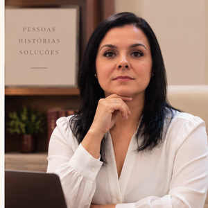 Vanessa Moliani da Rocha, advogada, em ambiente profissional de escritório.