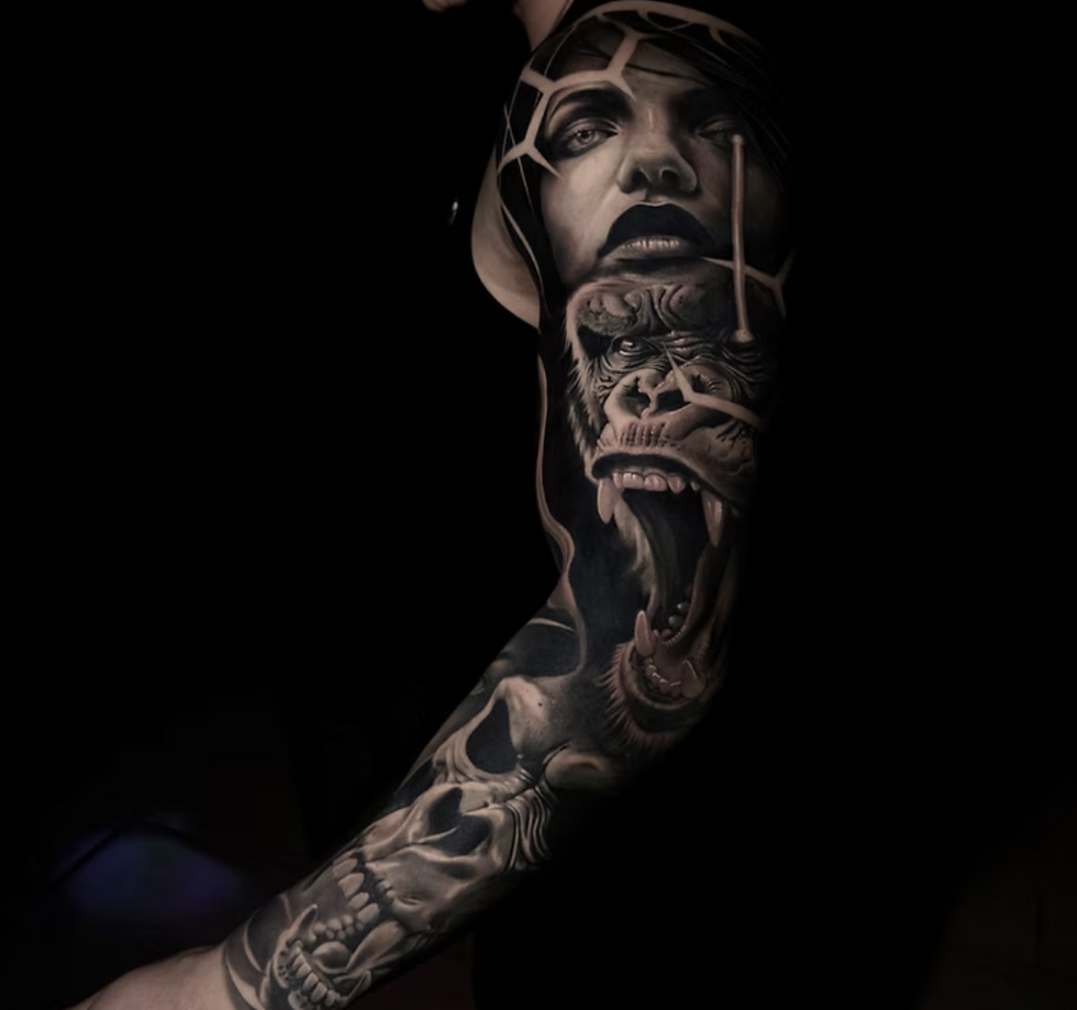 Realitätsnahes Ärmeltattoo: Totenkopf, Gesicht, Kreuze