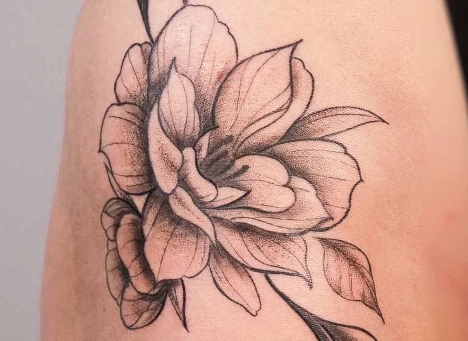 Zarte Blumen-Tattoo auf der Hüfte