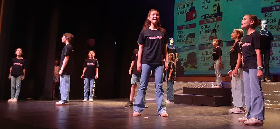 Un moment de la interpretació de la cançó per part del grup d'infants que sortiran al musical.