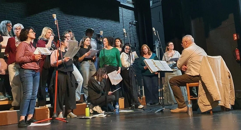 En Tomàs i el grup de monges en un dels últims assajos a l'escenari.