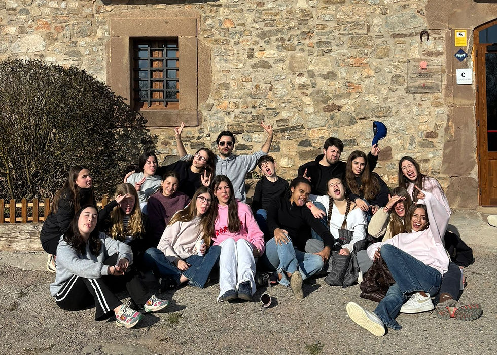 El jovent del Taller 3 amb els seus responsables.