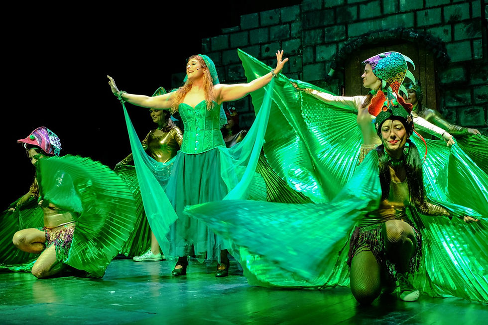Sortida espectacular de "la Dama del Llac" - GEMMA CLEMENTE - envoltada de peixos.
