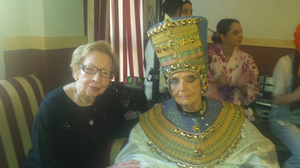 Veiem la MONTSERRAT acompanyant la MANOLITA disfressada.