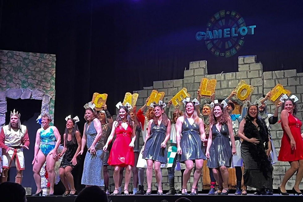 Impressionant arribada a CAMELOT. A primera fila hi veiem, entre altres, la PEPA PORTA que també ha estat una de les coreògrafes.