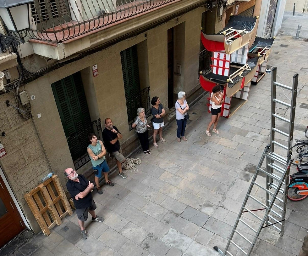 Un clàssic: molta gent mirant i dues persones treballant a les finestres