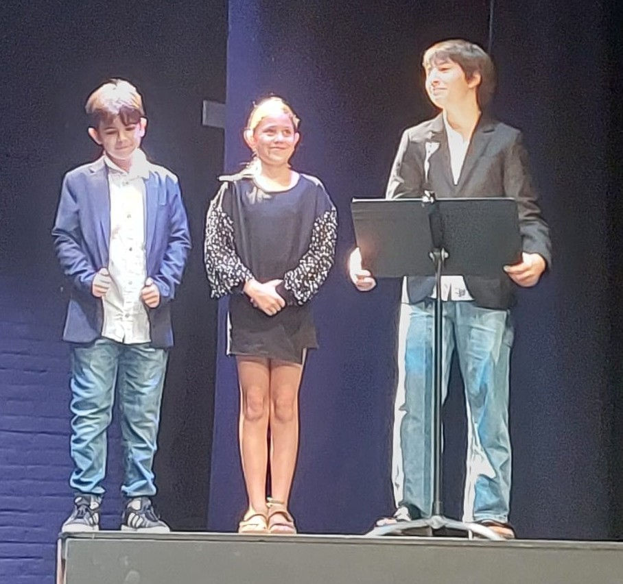 Veiem el Presentador de la gala - interpretat pel LLUC - , la productora - ELNA - i l'ajudant - BRUNO -.