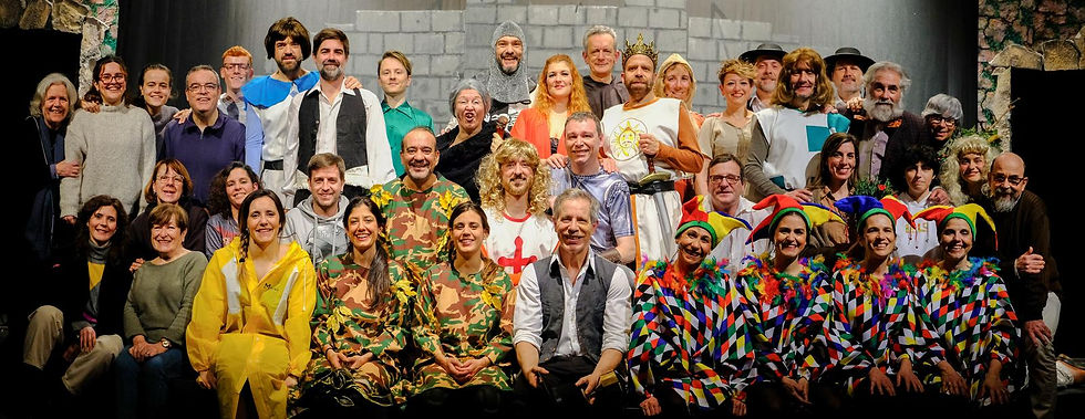 LA COMPANYIA. CLÀUDIA SARTORIO, CARME BIGORRA, BERTA MARTÍN, ANNA TURON, MARIA CAPELLÀ, JOSÉ MARÍA ANGUITA, CRIS NAFRÍA, TANTI FABREGAT, CARME ADELL, ANNA TURULL, MONTSE ROVIRA, LAURA DOMÍNGUEZ, JAUME GÓMEZ, DAVID SÁNCHEZ, ALEIX CABRERA, PEP BRANSUELA, QUIM FUSTER, CRIS VIDAL, ABRIL TORMOS, ÀURIA AMAT , XAVIER VILAJOSANA, MONTSE GRÀCIA, MAR SIMÓ, DIANA MASAGUÉ, CARLES MASAGUÉ, MARC MASAGUÉ, RAGEL GRÀCIA, DANI INVERNÓN, ÀLEX FUSTER, PEPA PORTA, DANIEL MONEDERO, GEMMA CLEMENTE, ORIOL BOU, ROGER VILARRÚBIA, ANDREU MONRÓS, ELI SOLÉ, RAMON CUENCA, RAMN RULL, ALBERT TOUS, FERRAN HERRERA, MERCÈ SESÉ.