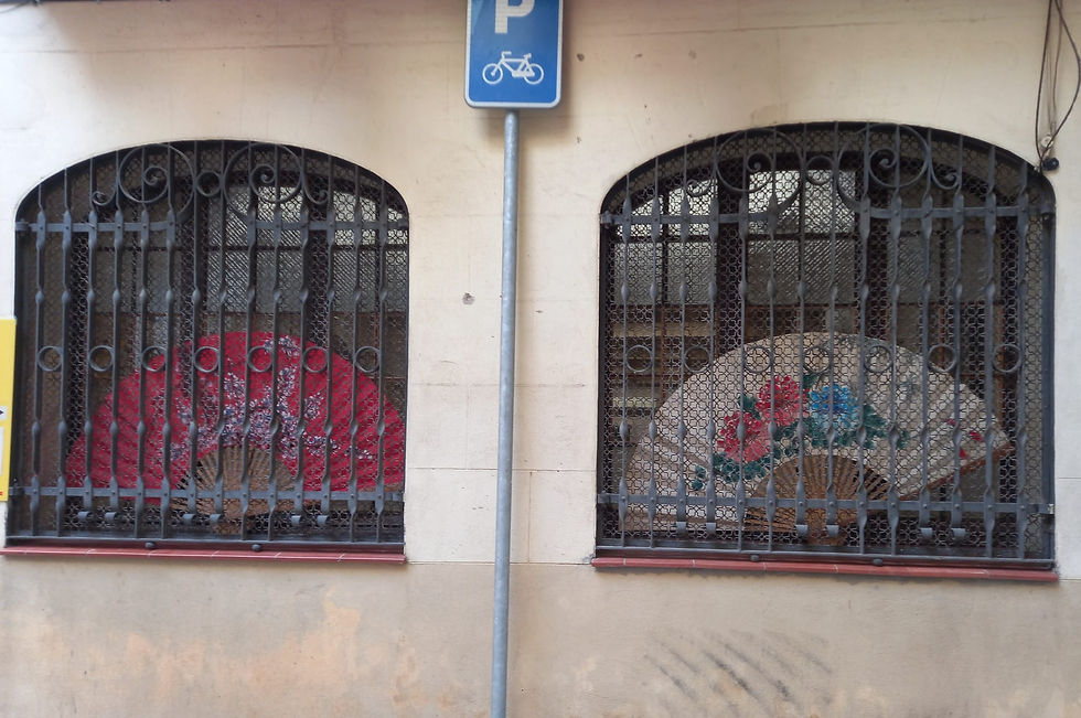 Els ventalls darrere les finestres.