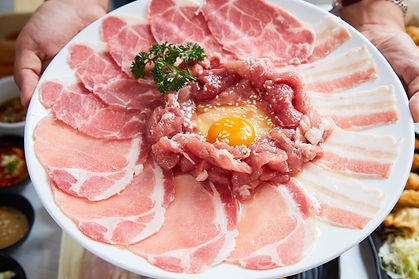 หมูรวมมิตรตอกไข่