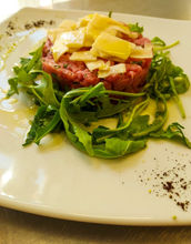 Tartare di Angus con rucola e grana