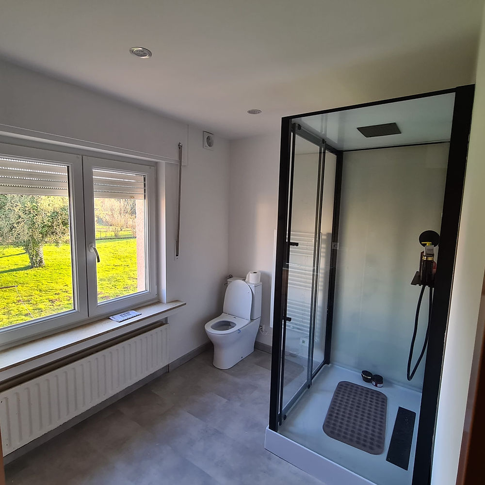 Salle de bain rénovée avec isolation, VMC et cabine de douche moderne, résolvant les problèmes d'humidité.
Casa de banho renovada com isolamento, VMC e cabina de duche moderna, resolvendo os problemas de humidade.
Renovated bathroom with insulation, a mechanical ventilation system and a modern shower cubicle, resolving any damp issues.