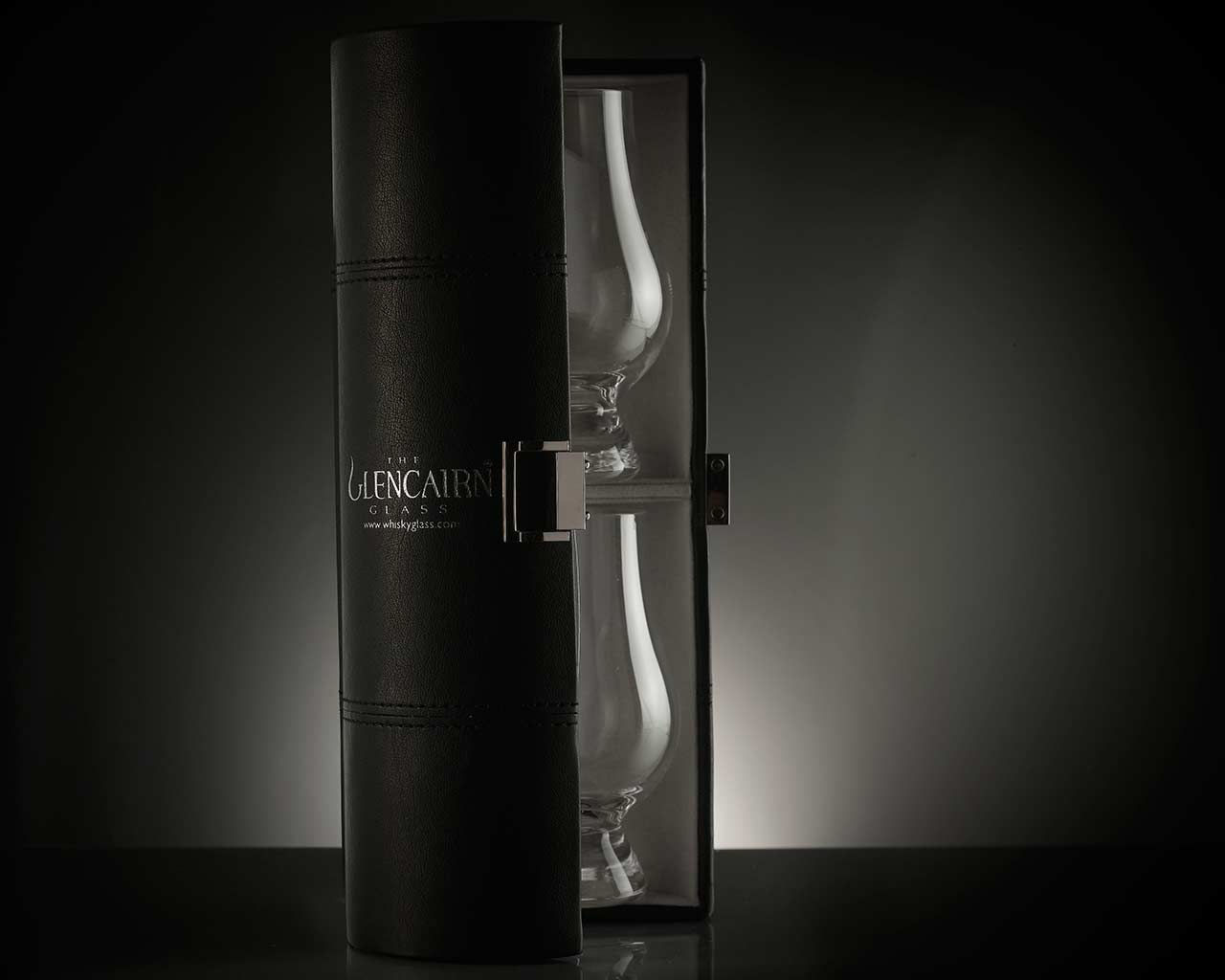 Hörð taska + 2 glös