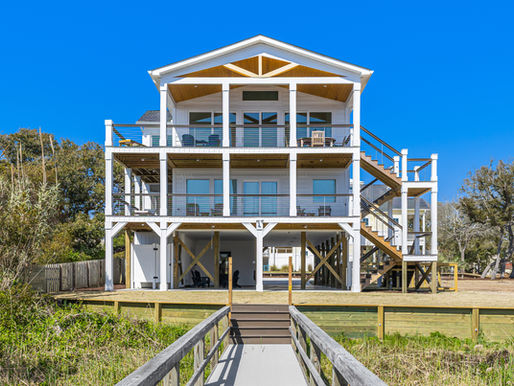121 SE 9th Street • Oak Island