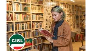 Studentessa che legge in biblioteca