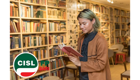 Studentessa che legge in biblioteca