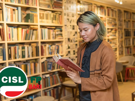 Studentessa che legge in biblioteca