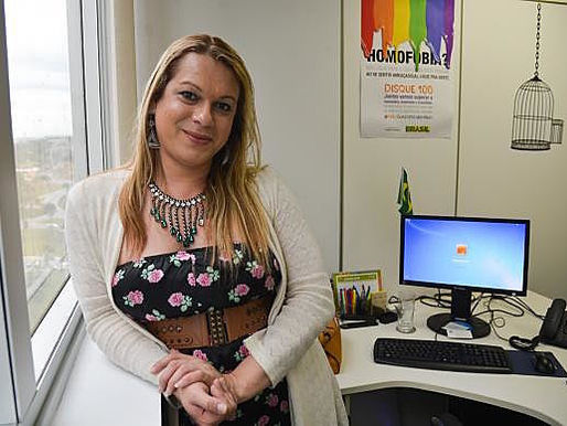 Quem é Symmy Larrat, primeira travesti secretária nacional no governo brasileiro