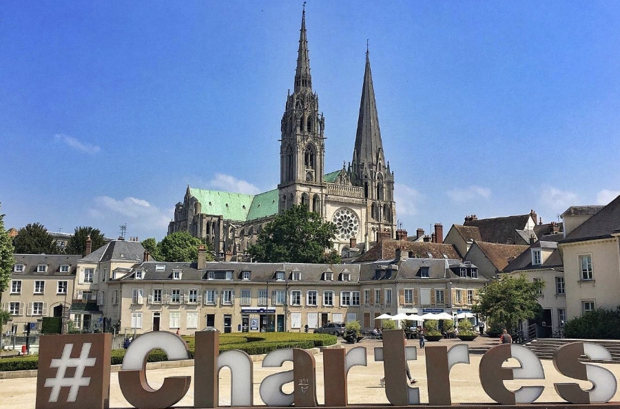 Chartres walk of Cathedral Churches and World War Heros with App in Chartres