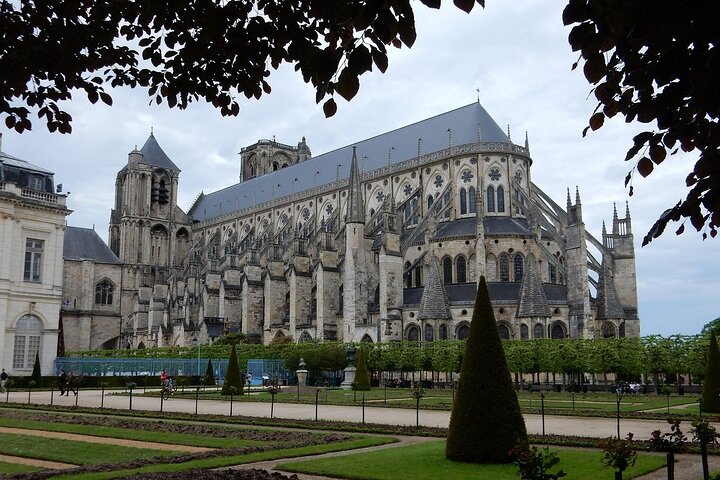 Bourges Cathedral : the tale of hanging hats and Saint Stephen in Bourges