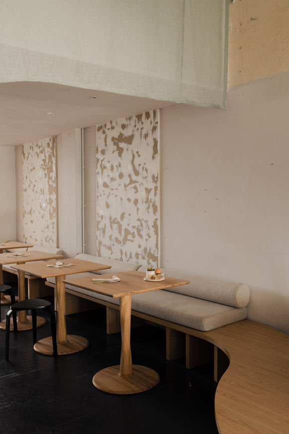 OAAS slowdown club Antwerp Antwerpen Sophie Peelman hospitality design horeca project koffie lunch brunch interieur ontwerp Peelvrouw interieur architect soft interior design flow bench natural materials industrial mix ethnicraft