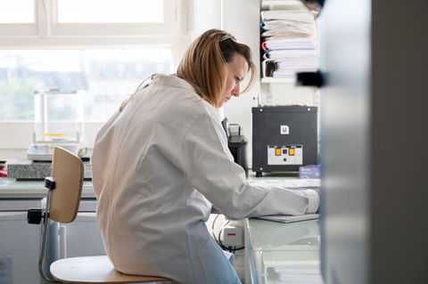 Photographie dans le laboratoire d'un lauréat du Prix Bettencourt prise par Alexandre Darmon pour l'agence Art in Research (AiR)