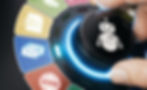 Ein großes, leuchtendes Einstellrad mit einem Roboter-Symbol in der Mitte, das von verschiedenen Icons umgeben ist. Die Hand eines Nutzers dreht das Rad, was symbolisiert, dass verschiedene digitale Prozesse und Automatisierungen angepasst werden.