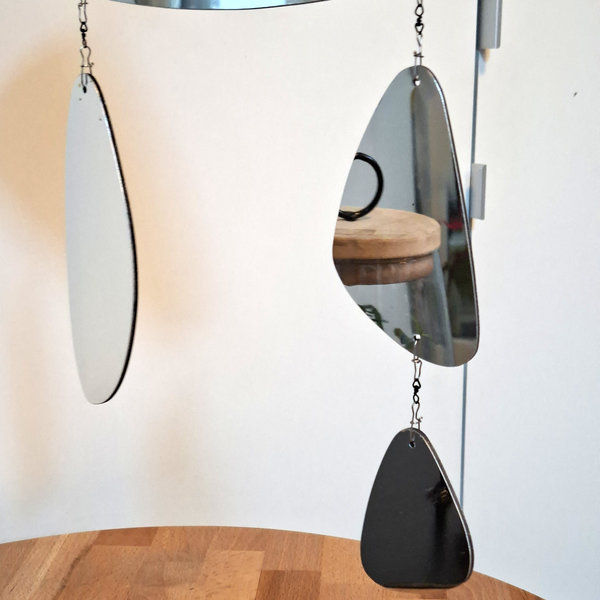 Miniature : mobile "goutte" miroir dos noir et rouge