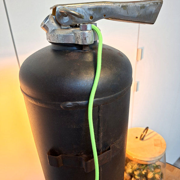 Miniature : Grande lampe extincteur décapée noire à fond découpé