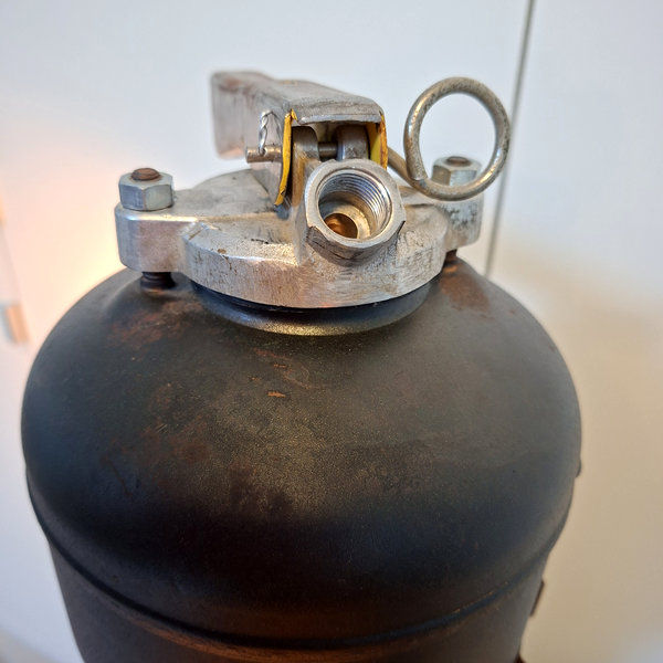Miniature : Grande lampe extincteur décapée noire à fond découpé