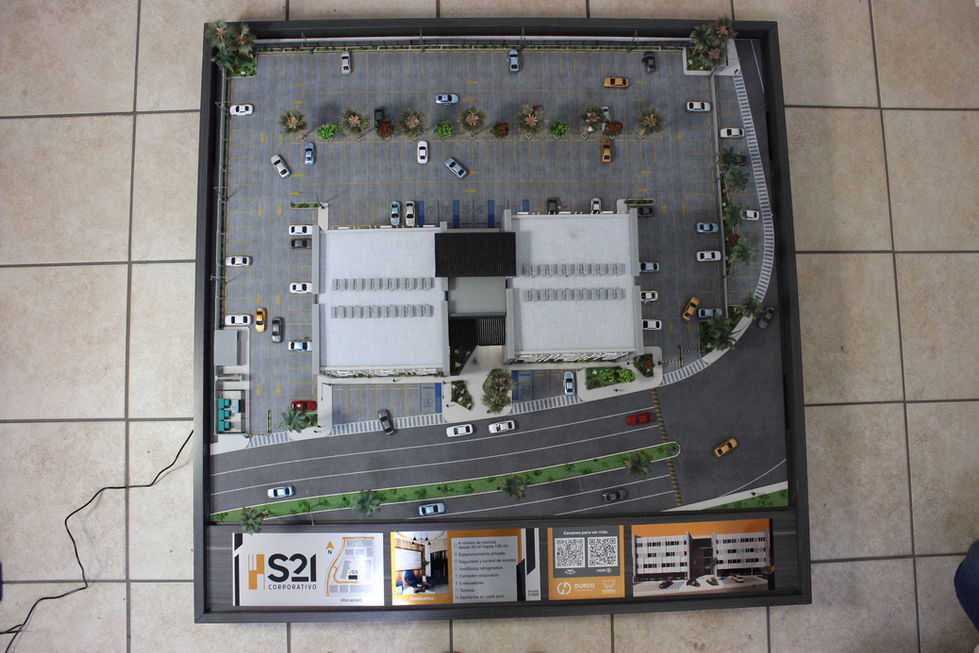 Vista aérea completa de maqueta del edificio S21 con accesos, estacionamiento y vialidades.