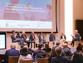 Eine Podiumsdiskussion mit Teilnehmer*innen aus Politik und Expert*innenverbänden.