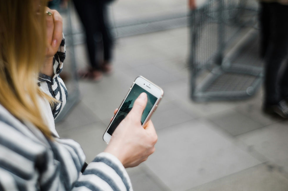 Person som bruker en mobiltelefon.
